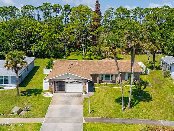 3rd image of 220 YORKTOWNE Drive