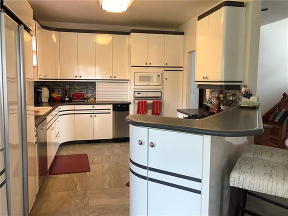 5th image of 275 Newbury Dr