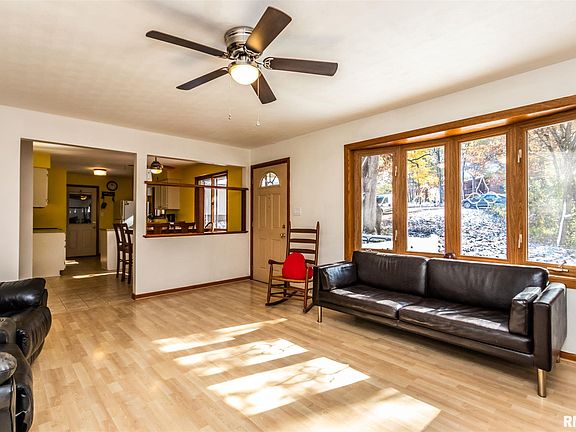 5th image of 8 Essex Ct
