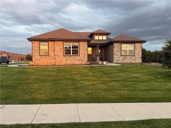 19601 W 210th St, Spring Hill, KS 66083