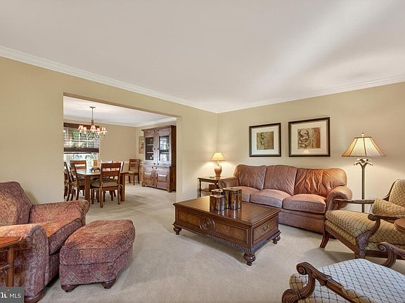 4th image of 525 Michelle Ln