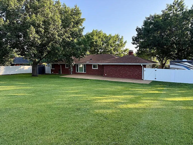 816 Brentford Dr — Photo 32
