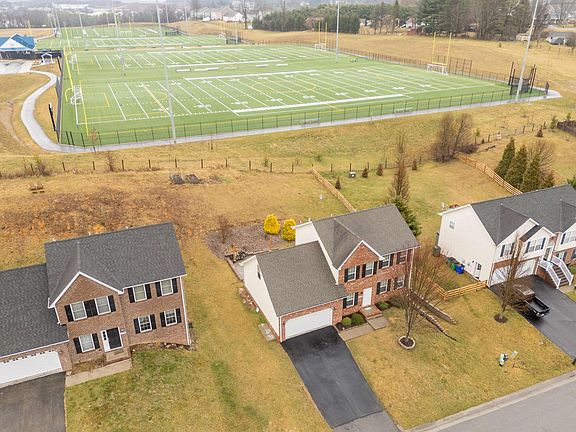 4th image of 185 Windsor Dr