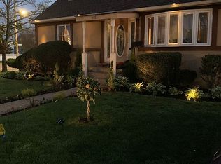 948 Winthrop Dr, East Meadow, NY 11554