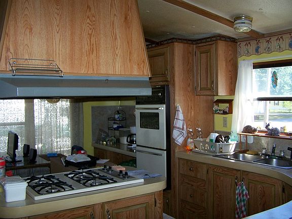 Lots of kitchen cabinets