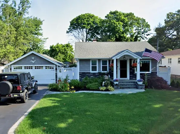 17 Grove Street, Sayville, NY 11782