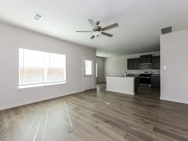 301 Patton Ln — Photo 6