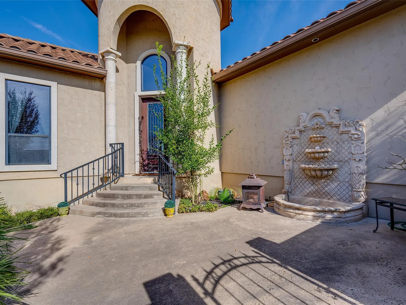 3 bed, 2.0 bath, 2257 sqft, $2,850 — Photo 2