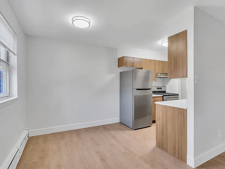 Lancaster Court Apartments — Photo 9