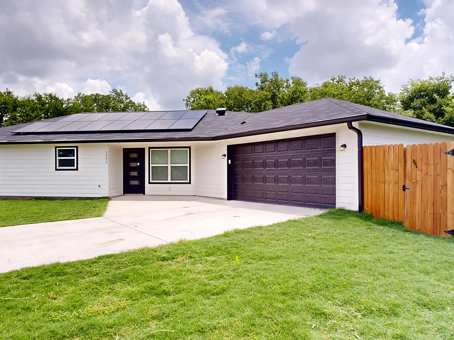 3 bed, 1389 sqft, $1,900 — Photo 1