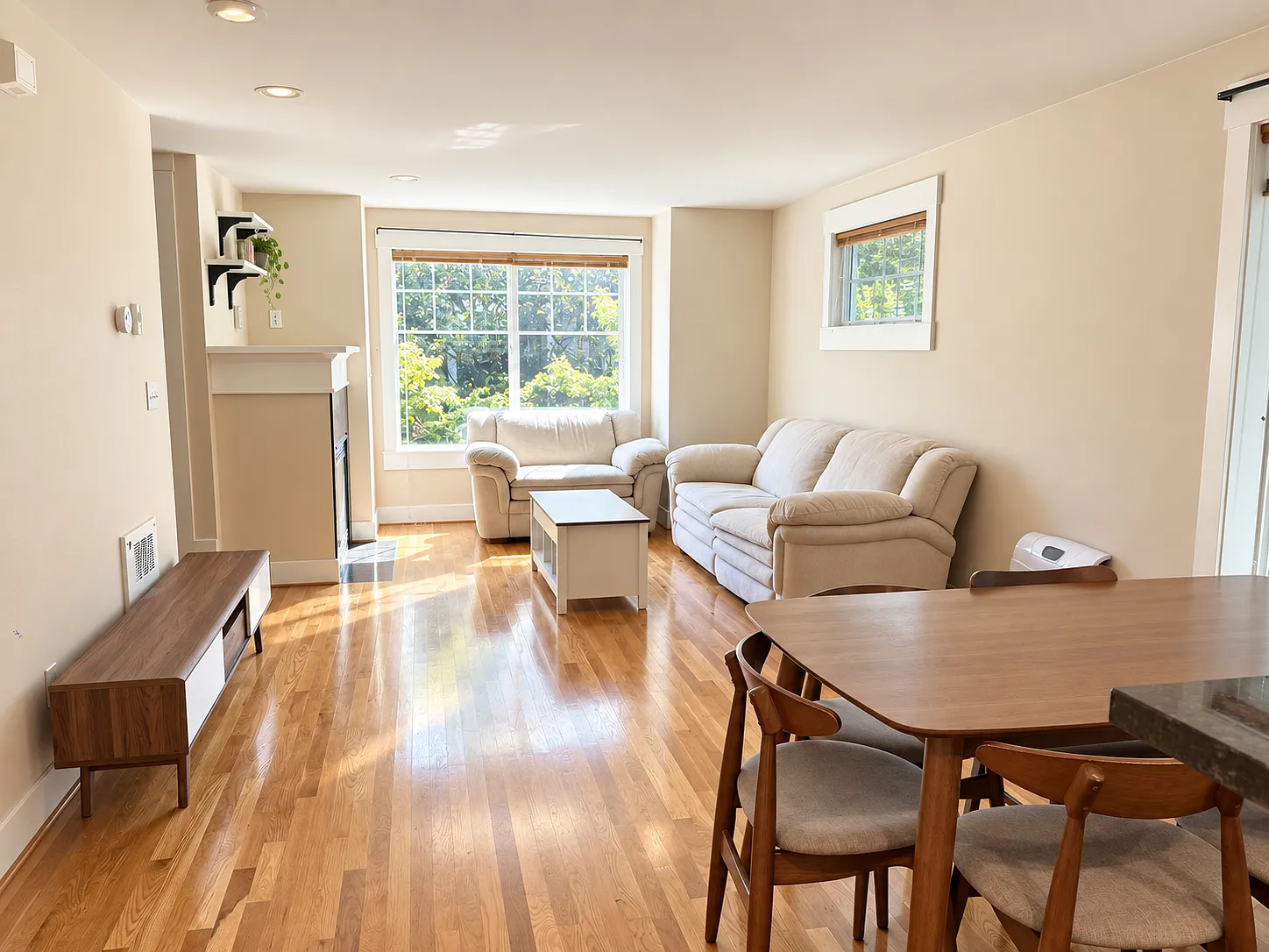 3 bed, 1406 sqft, $3,200 — Photo 2