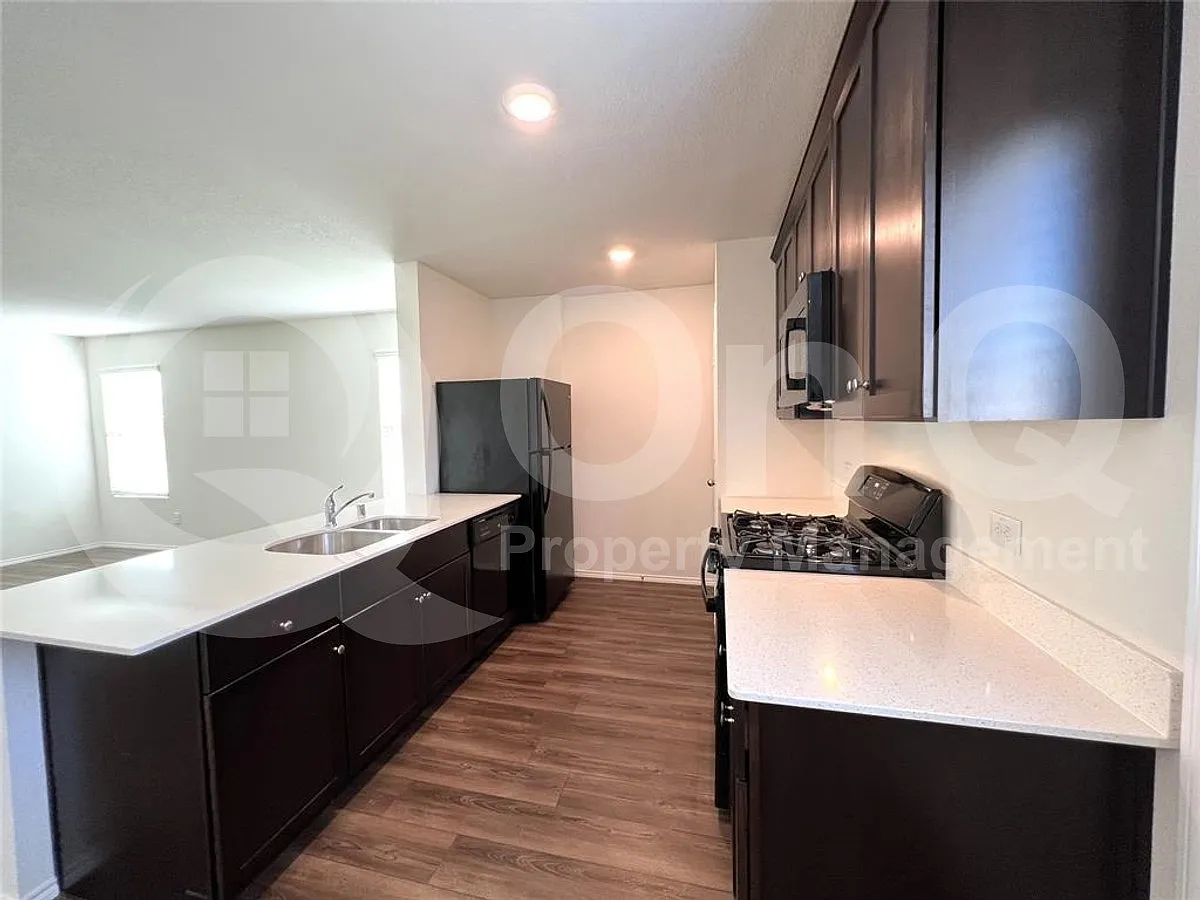 3 bed, 2.0 bath, 1570 sqft, $1,995 — Photo 3
