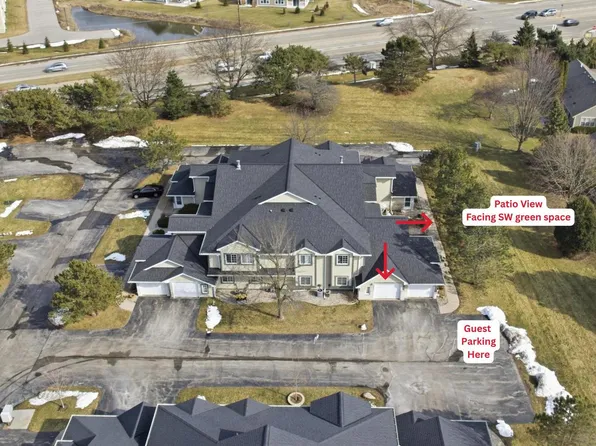 W240N2500 East Parkway Meadow CIRCLE #4, Pewaukee, WI 53072