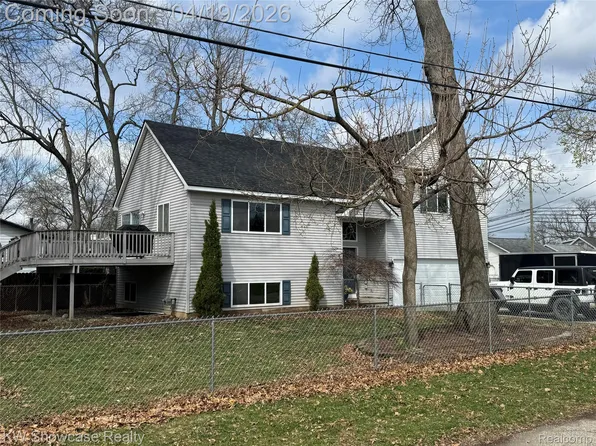 2365 Hartford Ave, Waterford, MI 48327