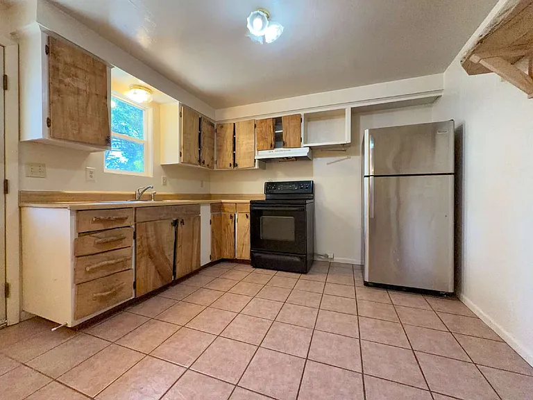 816 S Wardwell Ave — Photo 2