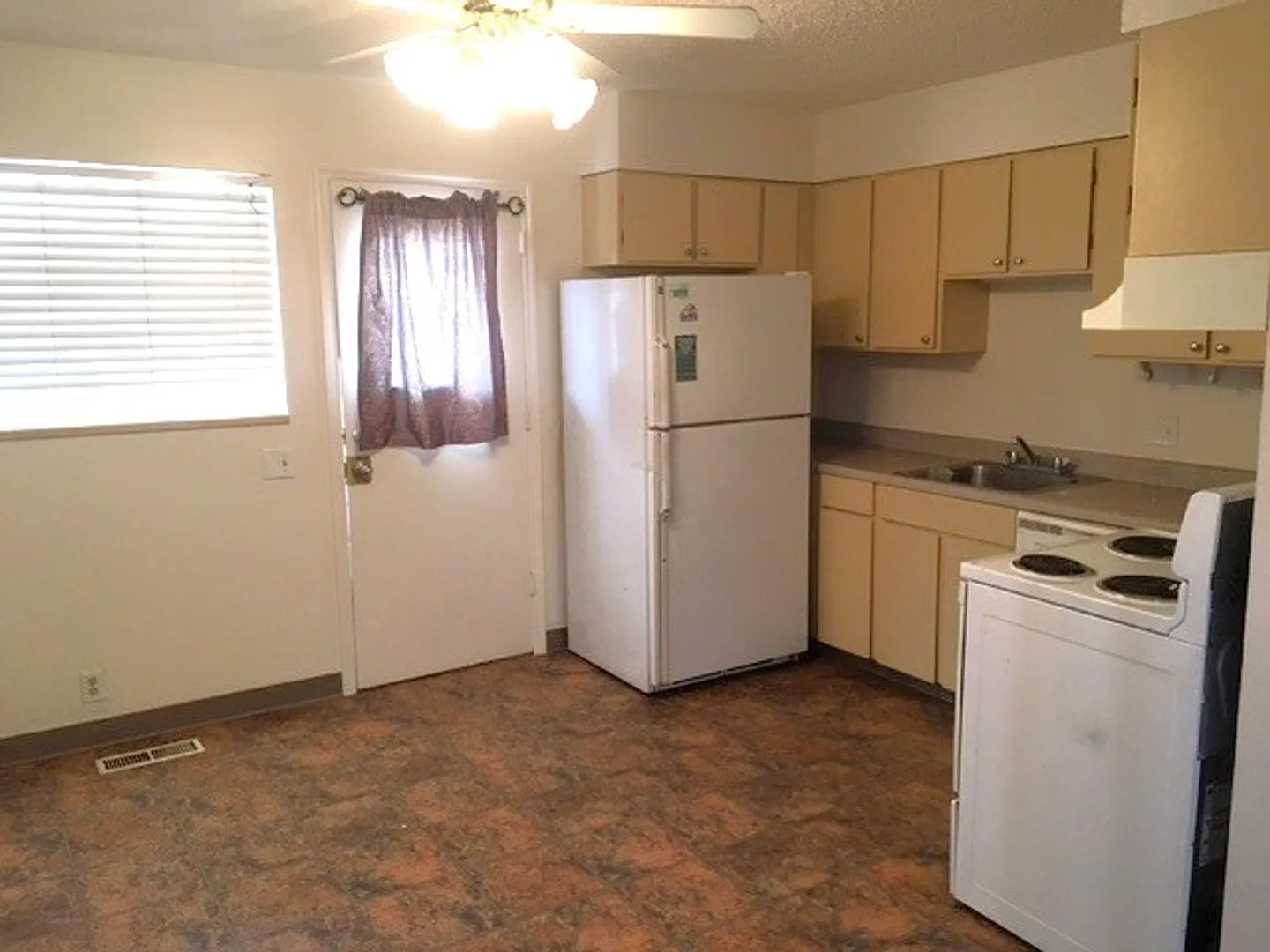 71 Vine Street - Charming 2-Bedroom Apartment in Reno's Heart! — Photo 3