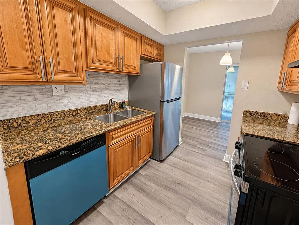 2 bed, 2.0 bath, 976 sqft, $1,550 — Photo 4