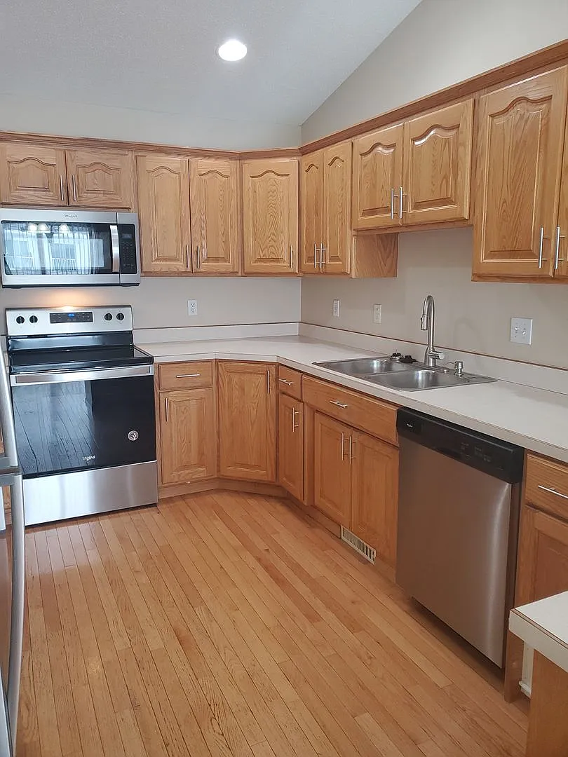 3 Bed - 2 Bath Twin Home - Fenced Yard - Double Garage — Photo 3