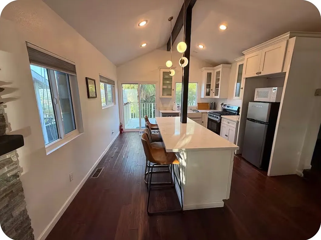 3 bed, 1350 sqft, $4,200 — Photo 4
