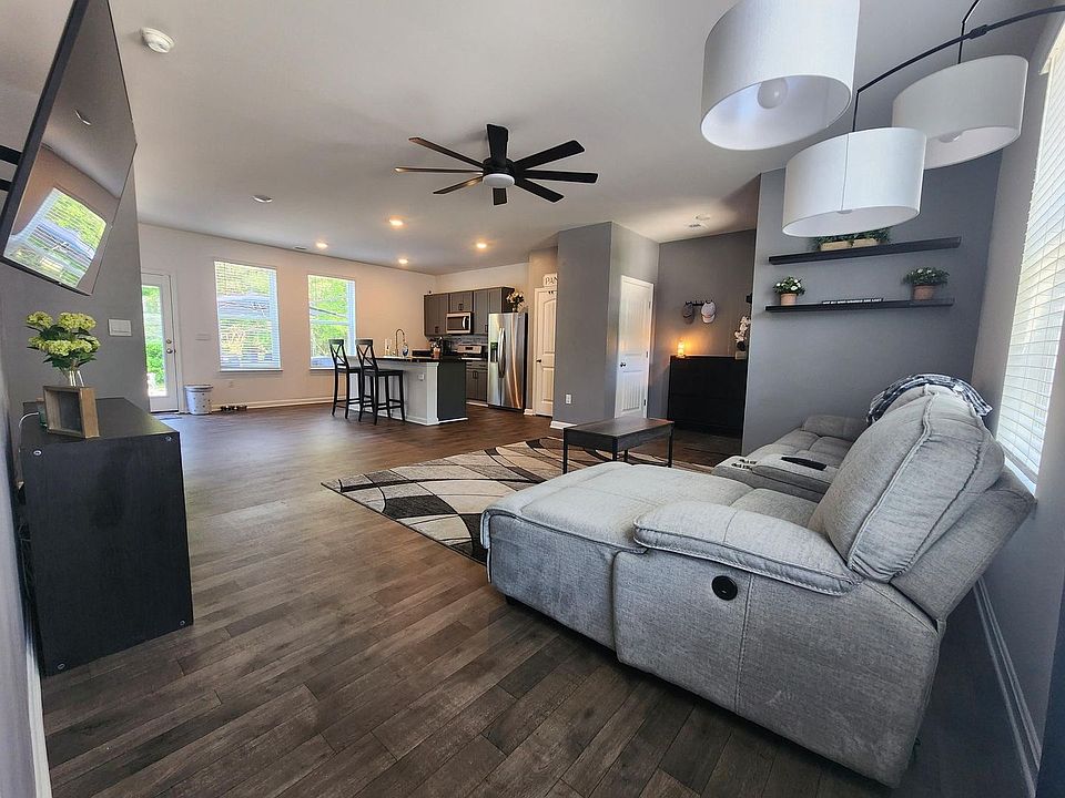 2nd image of 140 Currant Cir