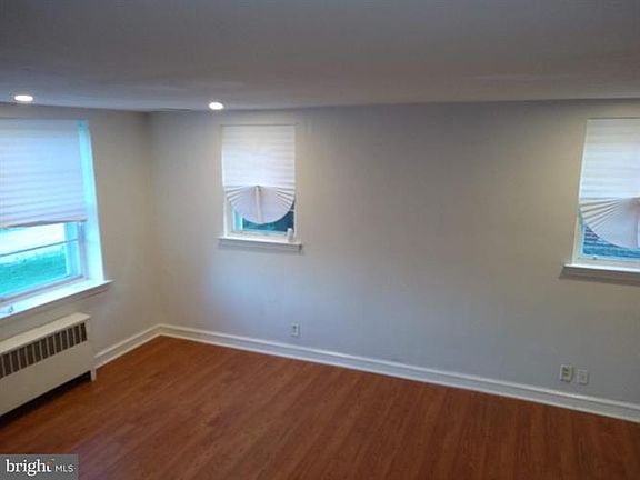 5th image of 921 E Slocum St