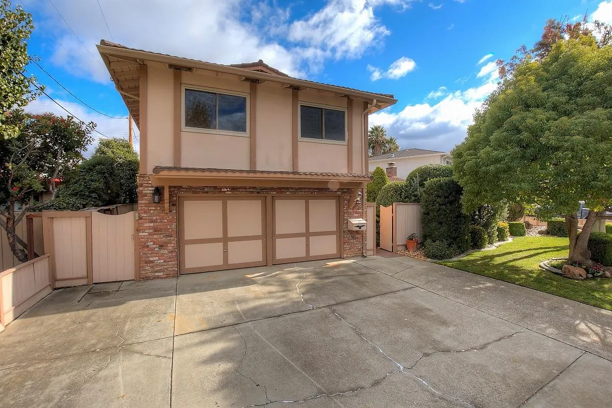 4 bed, 2.5 bath, 2100 sqft, $4,600 — Photo 2