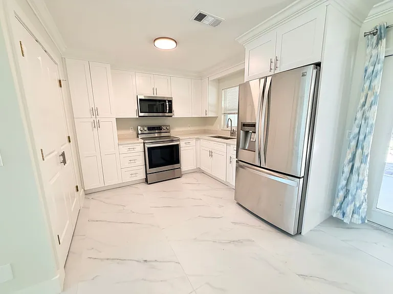 18600 Miami Blvd — Photo 15