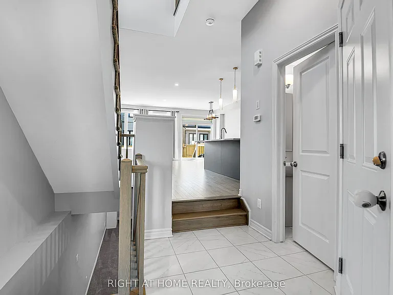 45 Mandevilla Cres — Photo 5
