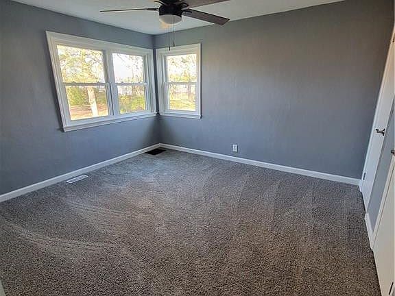 5th image of 19 Darlyn Dr
