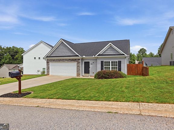 5th image of 385 Highland Pointe Dr