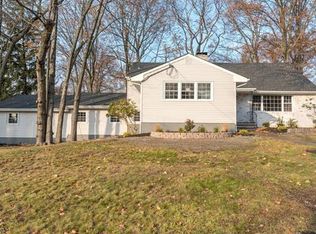 42 Mackay Dr, Tenafly, NJ 07670