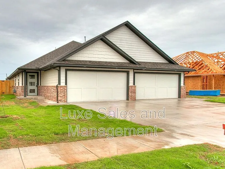 8002 NW 105th Ter — Photo 1