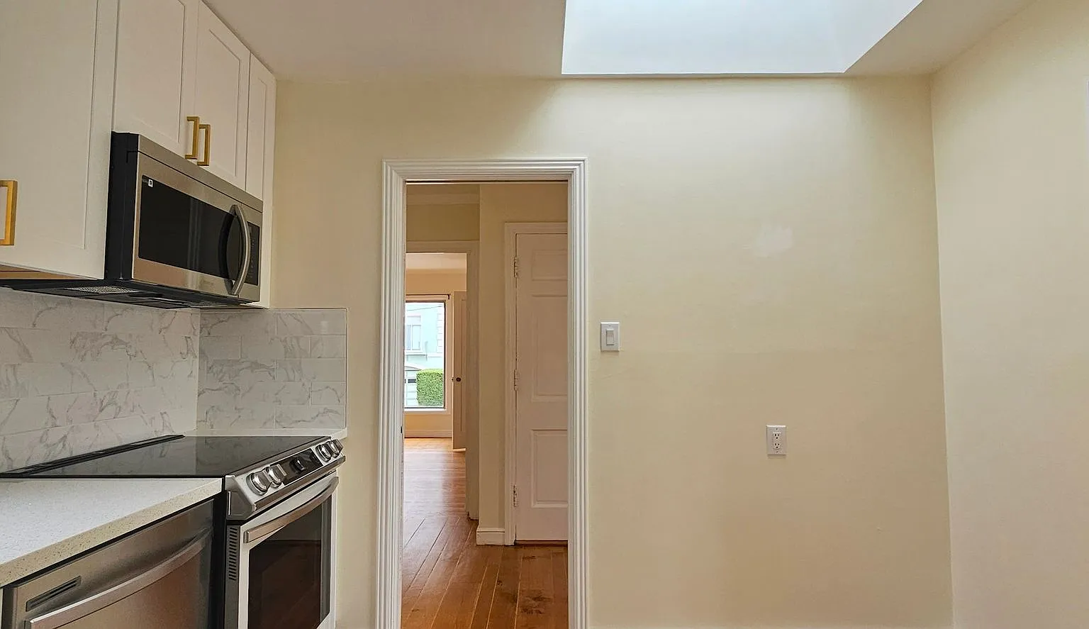 Golden Gate Heights: Top Floor 1 Bed 1 Bath Apt w/ Ocean View, A/C, Parking & Private Laundry — Photo 4