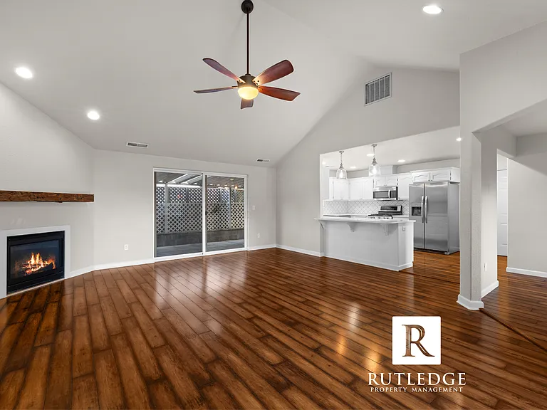 1013 Hope Dr — Photo 8