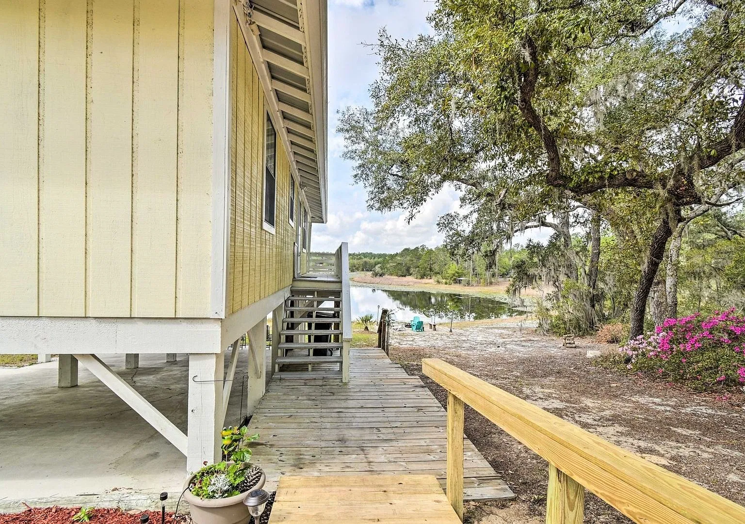 House With A View Charming 2BR House in Hawthorne — Photo 1