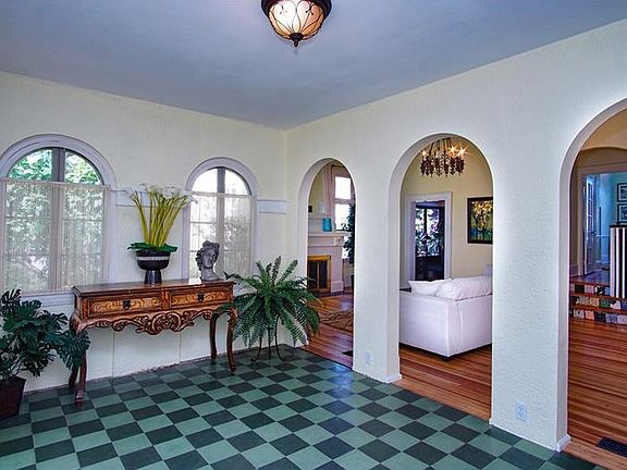 4th image of 525 20th Ave NE