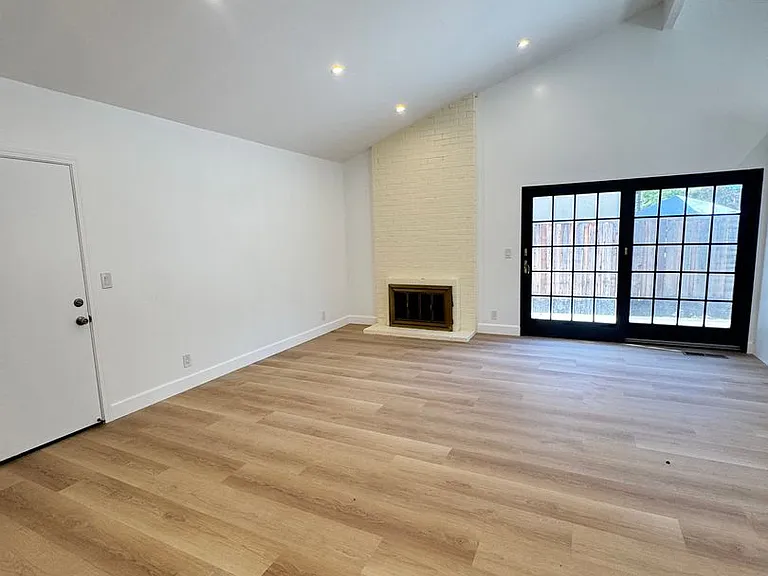 9887 Broadmoor Dr — Photo 3
