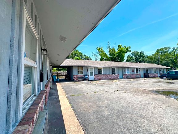 3rd image of 120 S Elm St