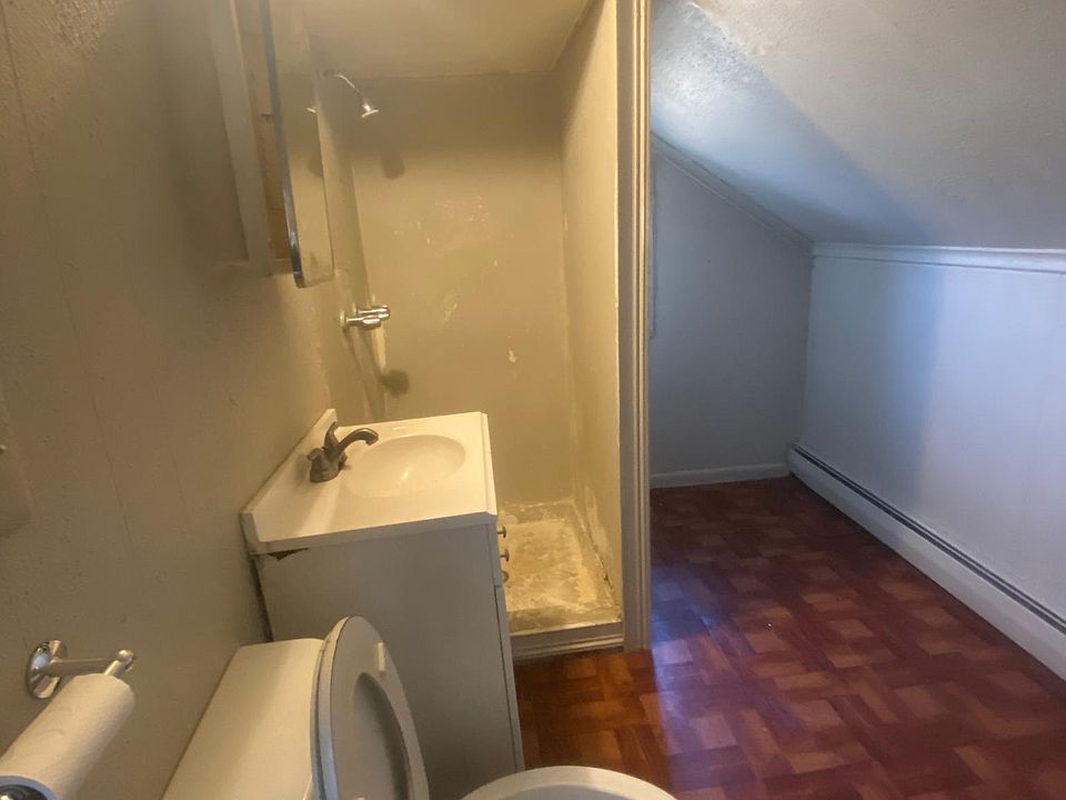 2nd image of 90 Coral St APT 3