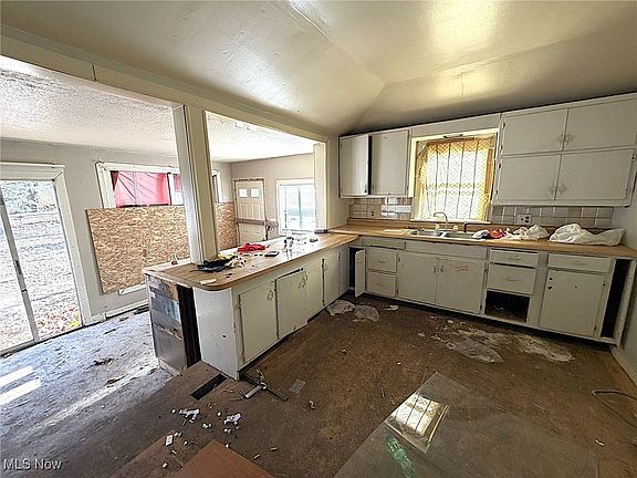 2nd image of 934 N Metcalf St