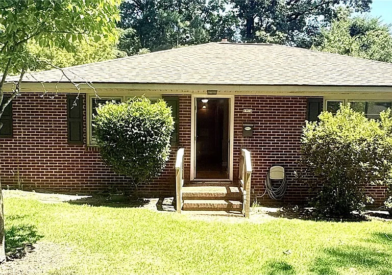 1914 Cherokee Dr — Photo 1