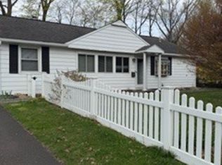 28 Hearthstone Ct, Stamford, CT 06902