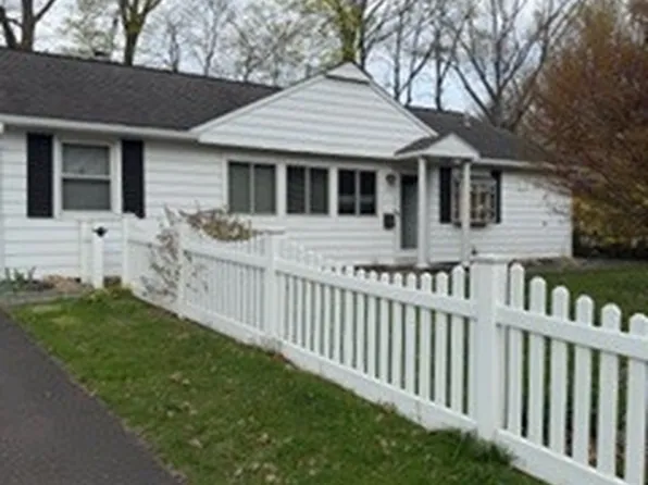 28 Hearthstone Ct, Stamford, CT 06902