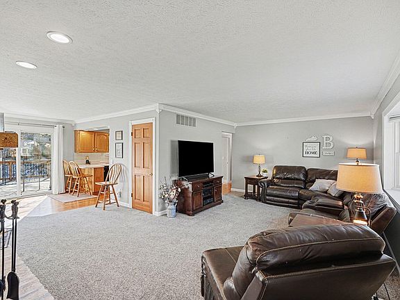 3rd image of 715 Vincent Dr