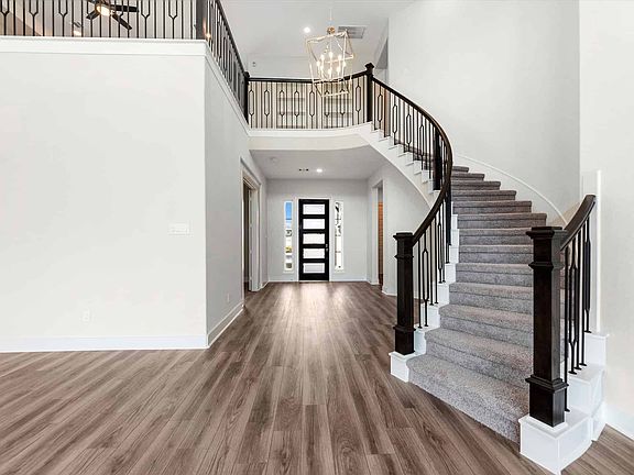 21335 Crescent Winged Drive Milan D Foyer