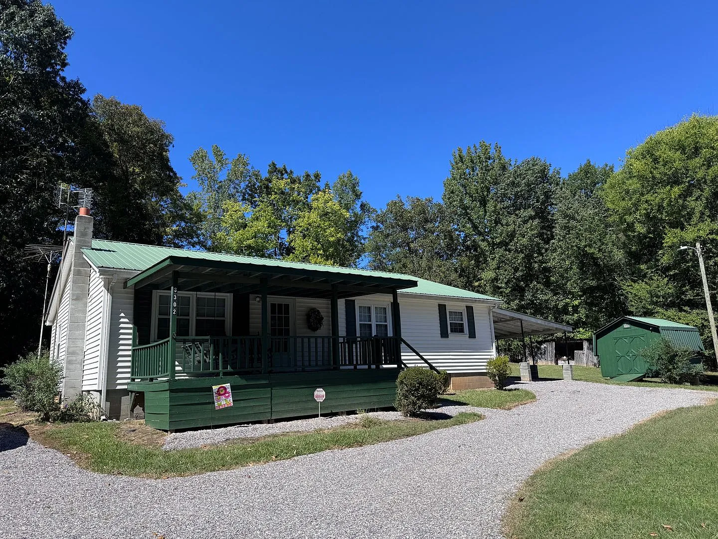 3 Bed, 1.5 Bath Home Out In The Beautiful Country Side! — Photo 2