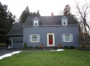 11 Edgewood Dr, Penfield, NY 14526