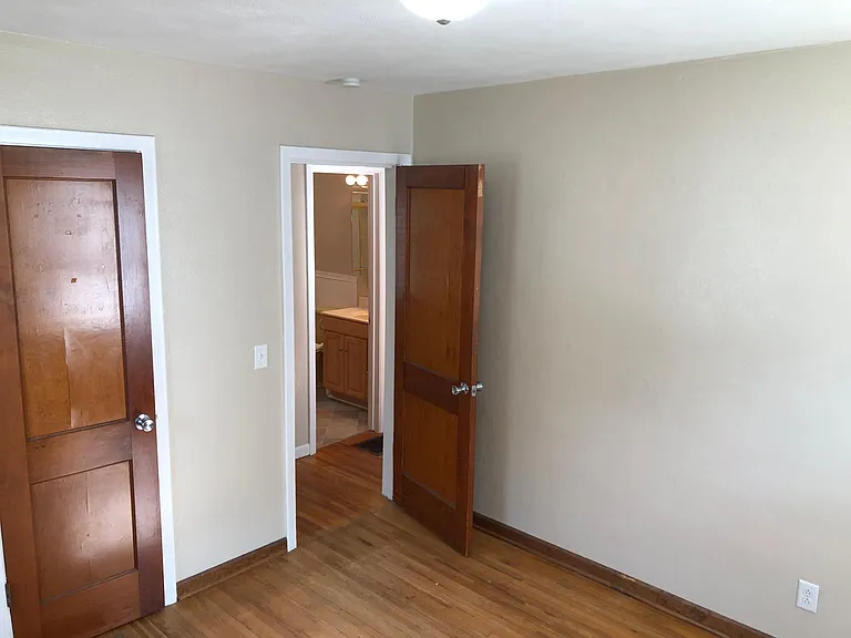3242 Escott Ave — Photo 8