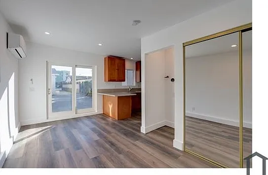 Studio, 300 sqft, $1,600 — Photo 4