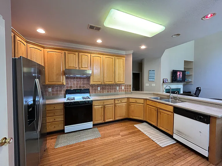 240 Kensington Dr — Photo 6